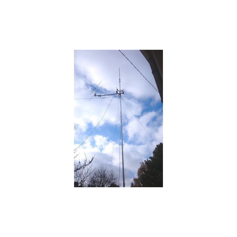 MTC9426030 supportant une station météo et des antennes de réception de satellites météo.